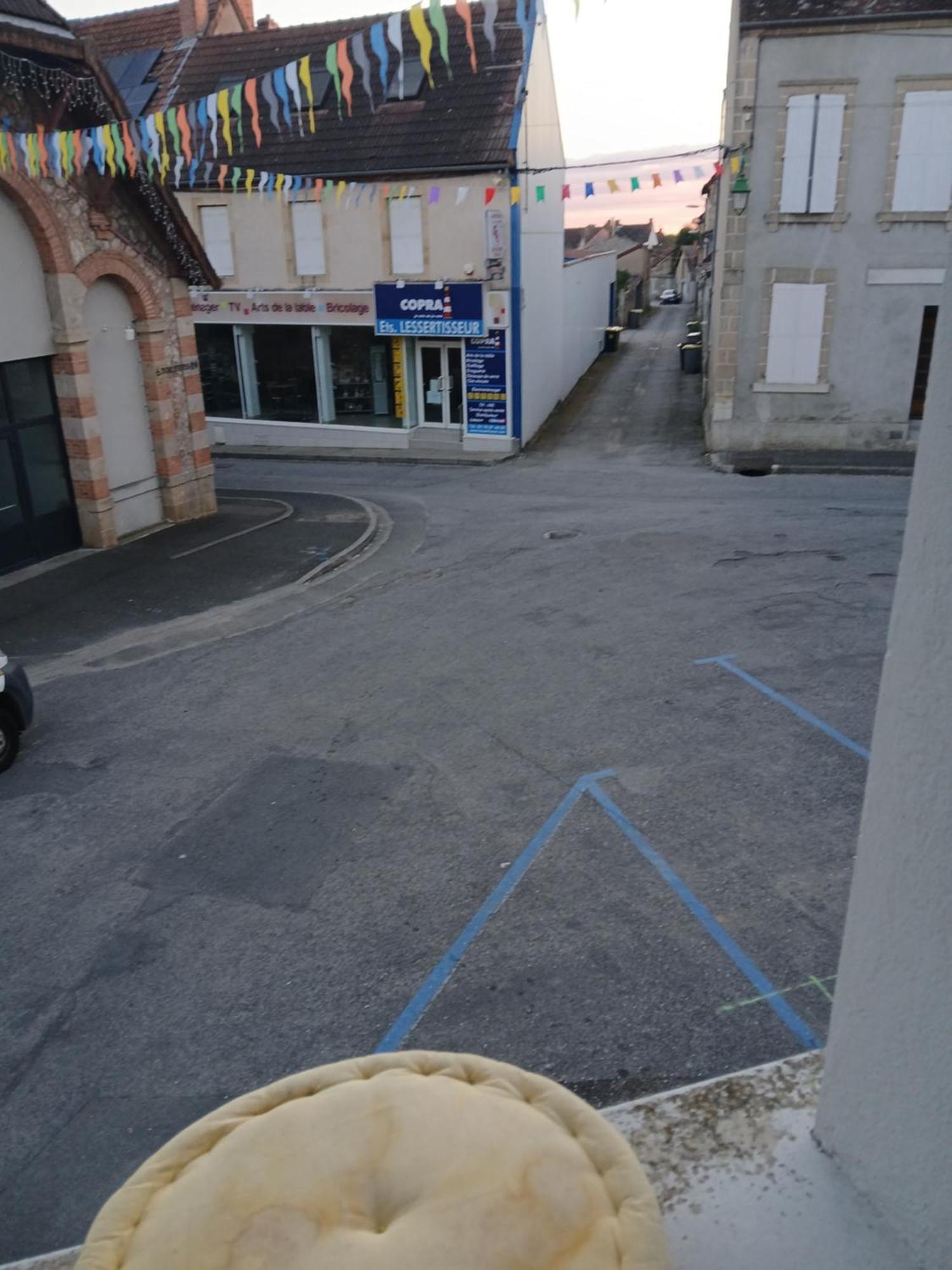 Hotel Chic Et Relax Montmarault Exterior foto